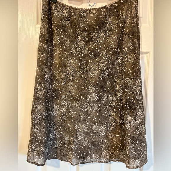J Jill large Taupe Brown Lightweight Lull On Skirt w/ White Floral Black Accents - Picture 3 of 7